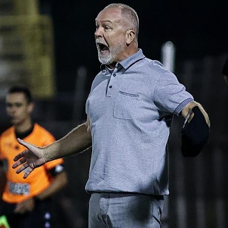 Mano Menezes grita e passa orientações aos jogadores do Corinthians na derrota para o São Bernardo, pelo Paulistão 2024