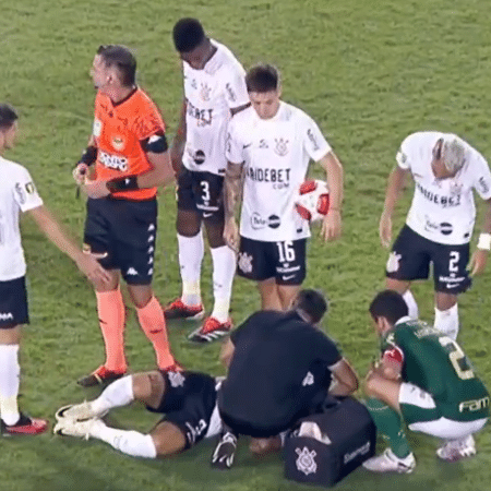 Yuri Alberto, do Corinthians, recebe atendimento médico durante clássico com o Palmeiras