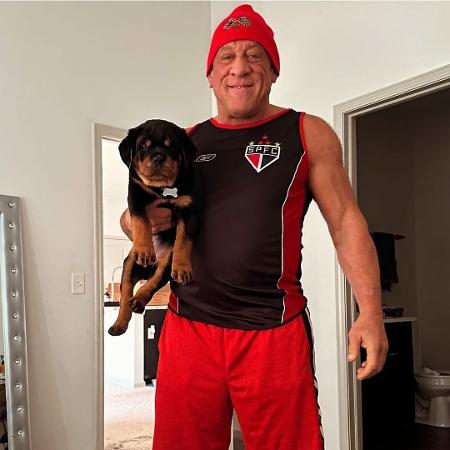 Mark Coleman aparece com camisa do São Paulo