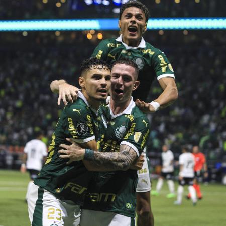 Jogadores do Palmeiras comemoram gol de Anibal Moreno sobre o Liverpool-URU em jogo da Libertadores 