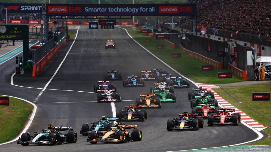 Largada da sprint do GP da China, com Lewis Hamilton tomando a ponta