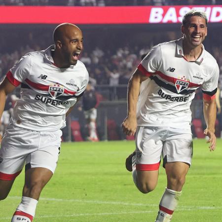 Lucas Moura e Calleri comemoram gol marcado pelo São Paulo contra o Cruzeiro pelo Campeonato Brasileiro