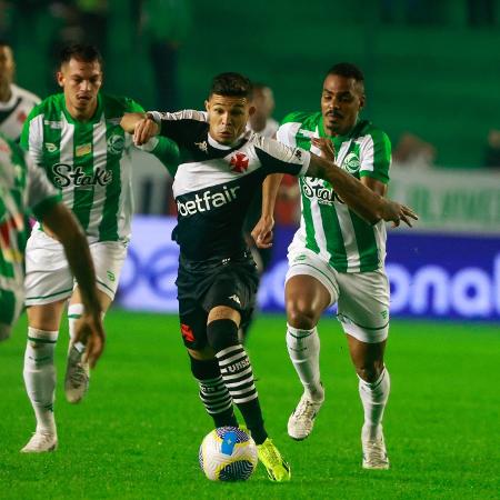 Adson tenta arrancada durante Juventude x Vasco, pelo Campeonato Brasileiro - Luiz Erbes/AGIF