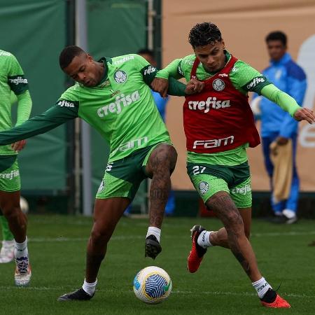 Os jogadores Caio Paulista e Richard Ríos (D), da SE Palmeiras, durante treinamento, na Academia de Futebol