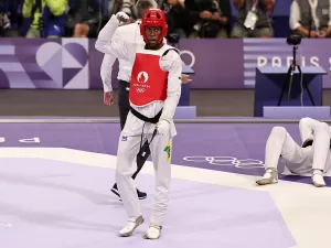 Henrique Marques vence medalhista e vai às quartas do taekwondo em Paris