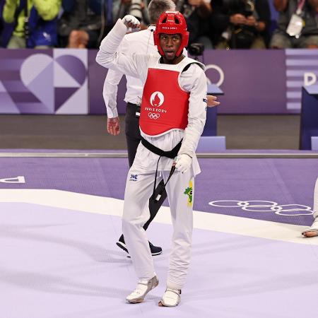 Henrique Marques comemora vitória nas oitavas do taekwondo nas Olimpíadas de Paris