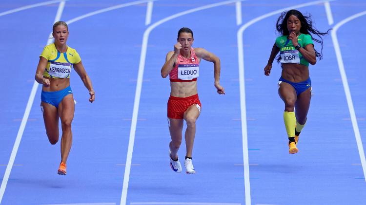 A brasileira Vitória Rosa, à direita, na competição dos 100 metros rasos