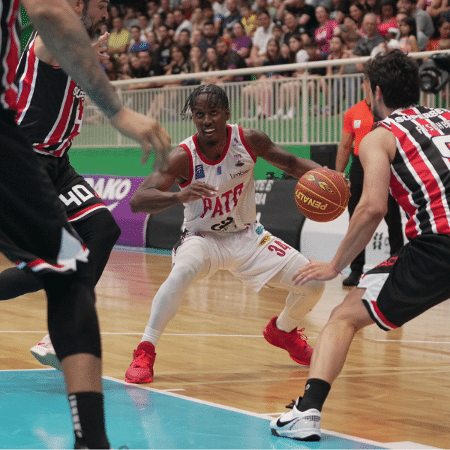 Barnes, do Pato Basquete, entre três jogadores do São Paulo pelo NBB