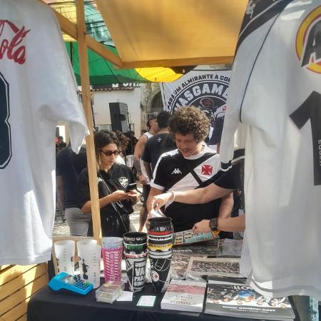 Chico Chico, filho de Cássia Eller, na Feira Autônoma Vascaína: ele se apresentou no local Chico Chico, filho de Cássia Eller, na Feira Autônoma Vascaína: ele se apresentou no local