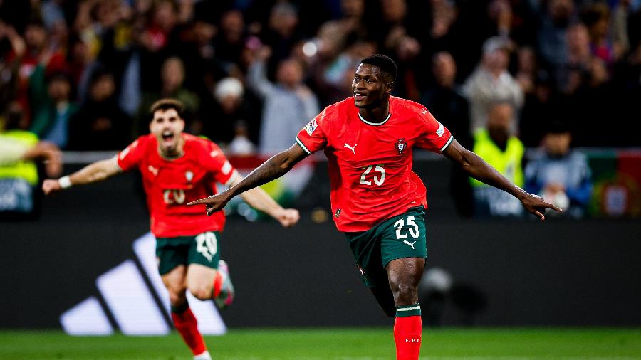 Nuno Mendes marcou o primeiro gol pela seleção de Portugal, em final da Liga das Nações contra a Espanha Nuno Mendes marcou o primeiro gol pela seleção de Portugal, em final da Liga das Nações contra a Espanha