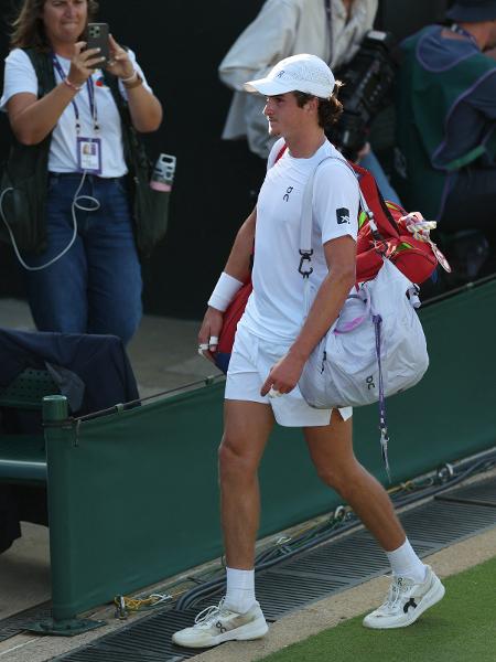 João Fonseca deixa a quadra após ser eliminado em Wimbledon - Isabel Infantes/Reuters