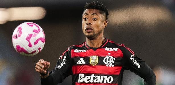 Bruno Henrique pede a Filipe Luís para não jogar de 9: 'Não gosto muito'