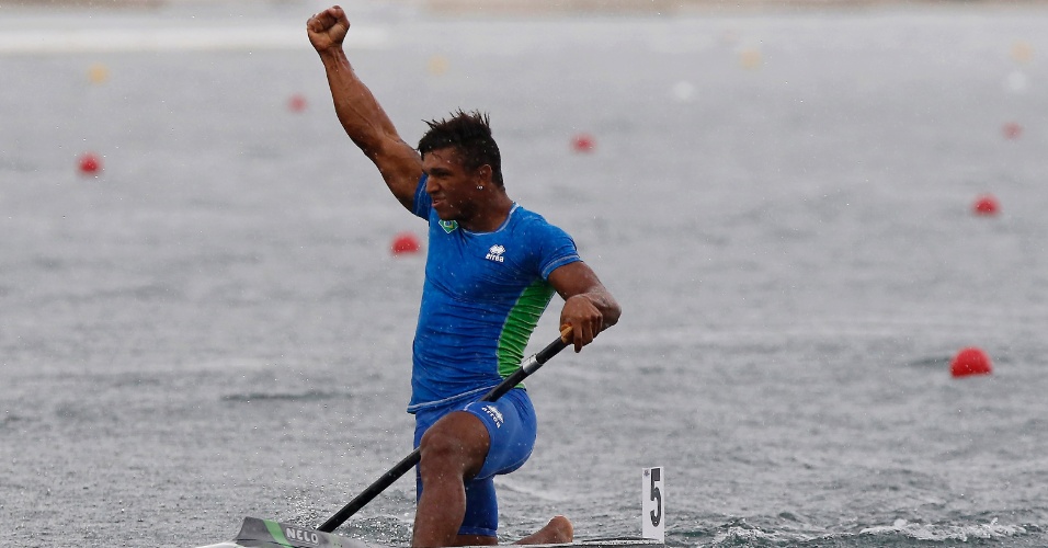 Isaquias Queiroz comemora a medalha de ouro conquistada na canoagem C1-200m