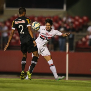 Alexandre Pato tenta dar passe de cabeça na partida entre São Paulo e Vasco pela Copa do Brasil - Julia Chequer/Folhapress