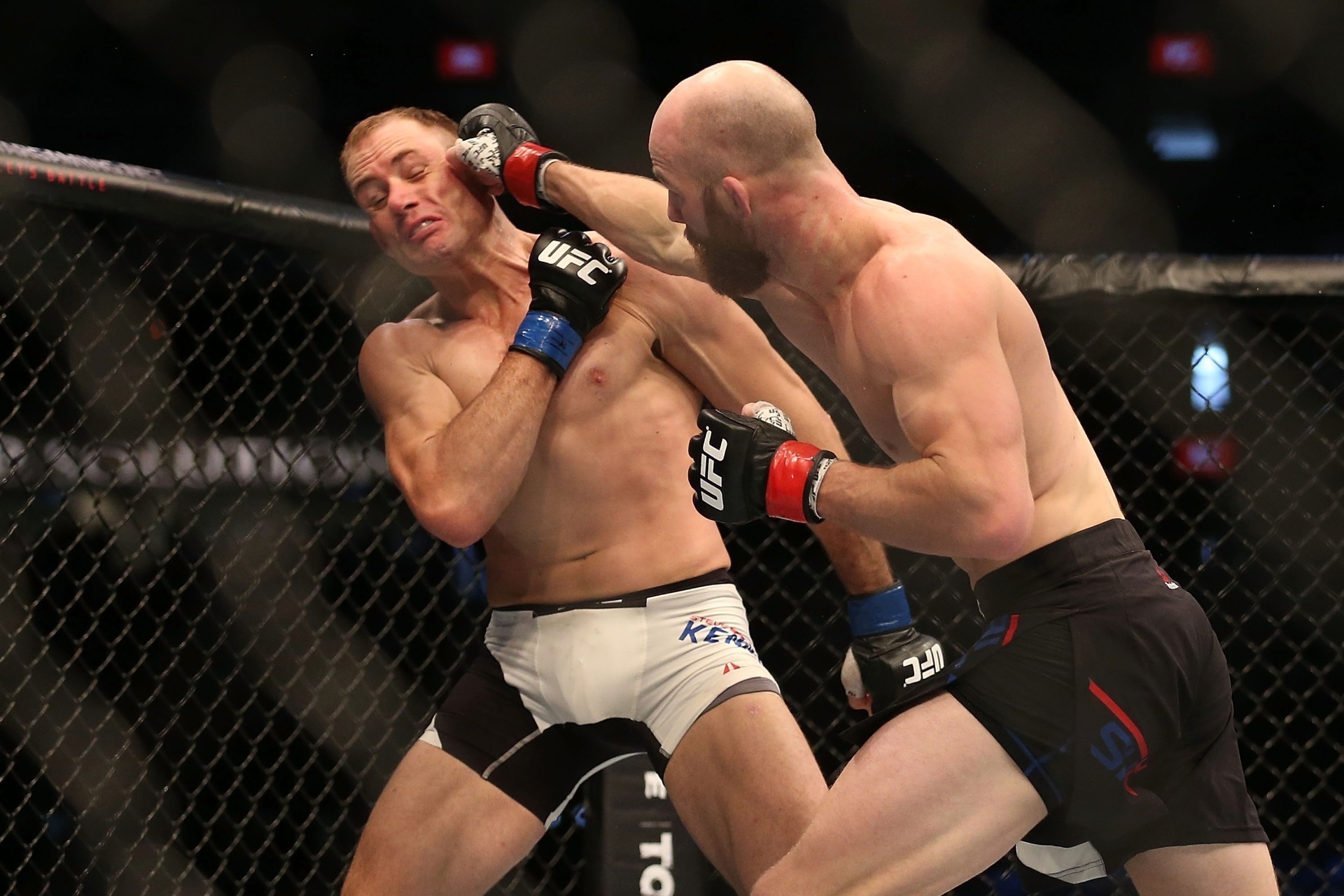 Richard Walsh acerta soco em Steven Kennedy durante luta no UFC 193 - Quinn Rooney/Getty Images