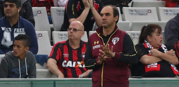 Ricardo Gomes dá instruções ao São Paulo durante partida contra o Atlético-PR - Rubenss Chiri/SPFC