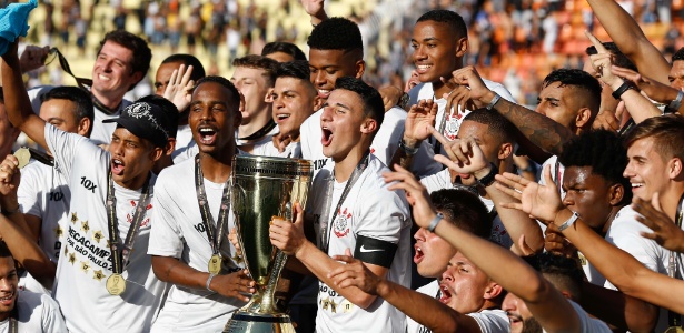 Corinthians ergue o troféu da conquista da Copinha de 2017, batendo o Batatais na final - Marcello Zambrana/AGIF