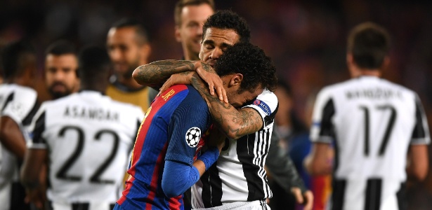 Daniel Alves consola Neymar após eliminação do Barcelona para a Liga dos Campeões - Shaun Botterill/Getty Images