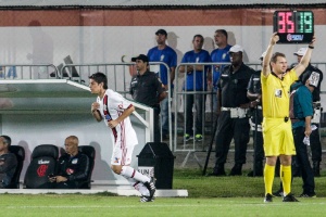 Após 10 meses fora dos campos, Conca estreia pelo Flamengo: Feliz