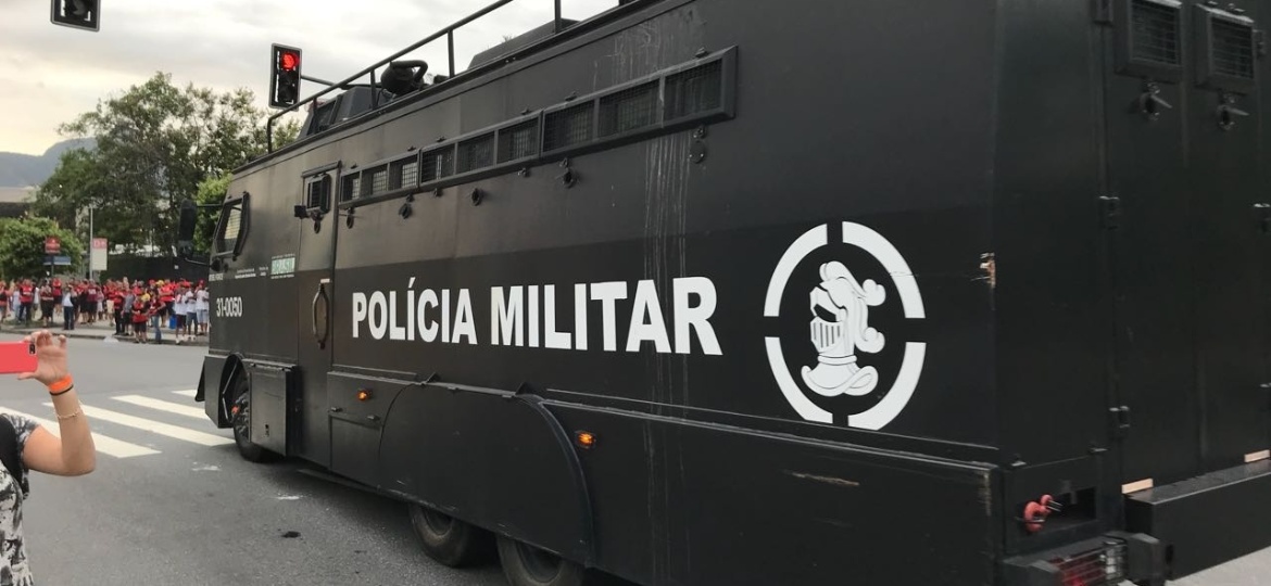 Caveirão da Polícia Militar nos arredores do Maracanã antes da final da Sul-Americana; Exército não deve participar - Pedro Ivo Almeida/UOL