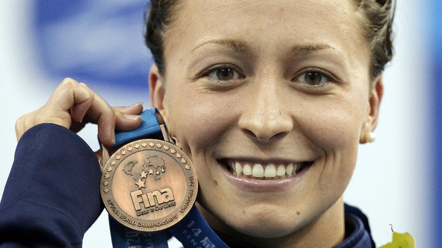 A ex-nadadora Ariana Kukors mostra o bronze que ganhou no Mundial de 2011 - Michael Sohn - 25.jul.2011/AP Photo
