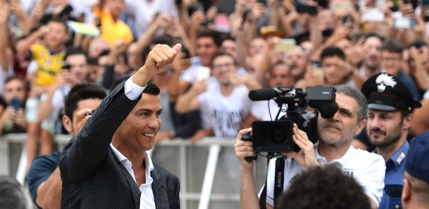 Aurelio de Laurentiis questionou se "rendimento futebolístico" de Cristiano Ronaldo "será semelhante ao comercial" na Juventus - Miguel Medina/AFP