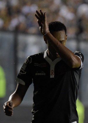 Ouvindo vaias, Fabrício é substituído e deixa campo irritado com a torcida do Vasco - Thiago Ribeiro/AGIF - Thiago Ribeiro/AGIF