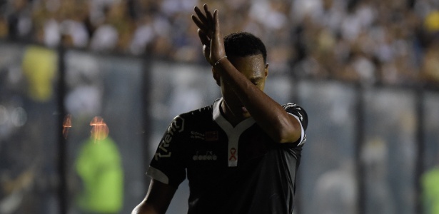 Ouvindo vaias, Fabrício é substituído e deixa campo irritado com a torcida do Vasco - Thiago Ribeiro/AGIF - Thiago Ribeiro/AGIF