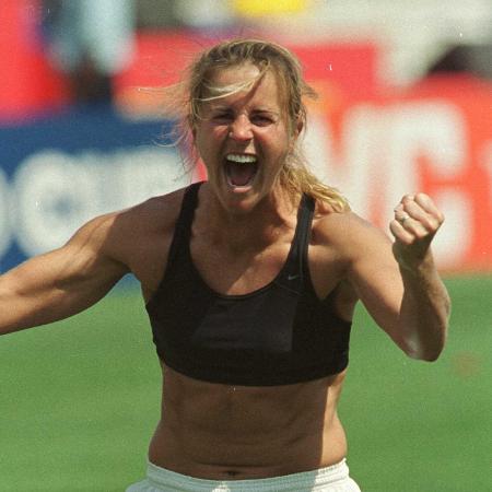 Brandi Chastain comemora gol de pênalti na final da Copa do Mundo feminina de 1999