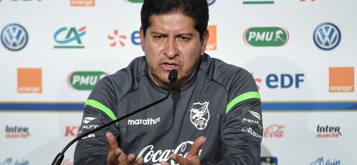 Técnico Eduardo Villegas se irritou com estrutura e também precisou cortar Rodrigo Ramallo - Sebastien Salom-Gomis/AFP