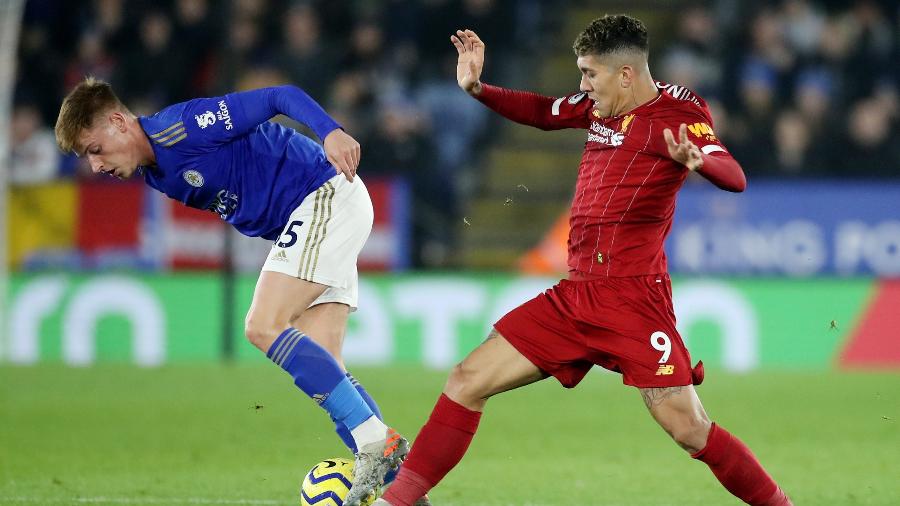 Firmino disputa bola durante partida entre Liverpool e Leicester - Action Images via Reuters/Carl Recine