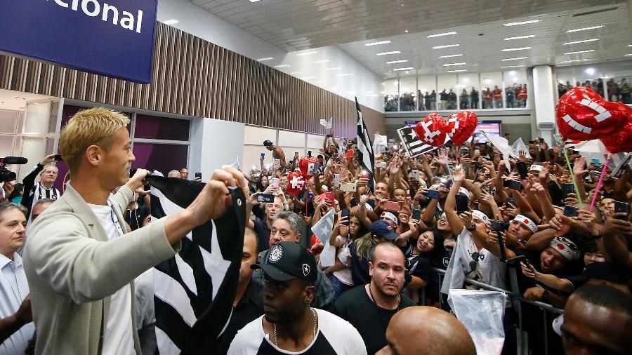 Meia japonês Honda é recebido por uma multidão de botafoguenses em aeroporto do Rio de Janeiro - Vitor Silva/Botafogo