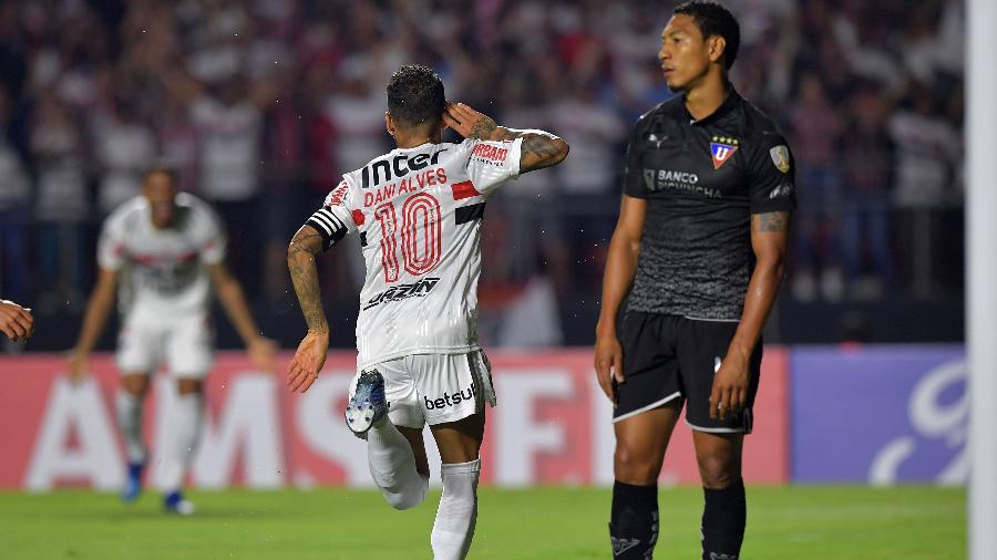 Daniel Alves celebra gol marcado pelo São Paulo sobre a LDU na Copa Libertadores - NELSON ALMEIDA / AFP