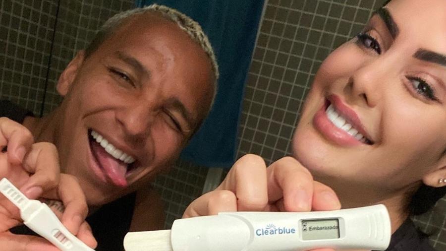 Deyverson e Brunna Bernardy mostram teste de gravidez positivo - Reprodução/Instagram