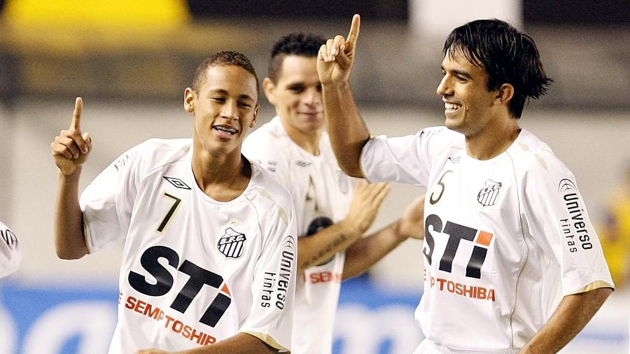Neymar e Roberto Brum celebram gol do Santos contra o Palmeiras no Campeonato Paulista de 2009 (11.04.2009) - Eduardo Knapp/Folhapress