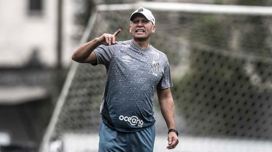 Omar Feitosa, preparador físico do Santos, comando o treino do time no CT Rei Pelé - Ivan Storti/Santos FC