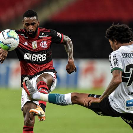 Gerson, do Flamengo, e Osman, do Coritiba, disputam bola em jogo do Brasileirão - Thiago Ribeiro/AGIF