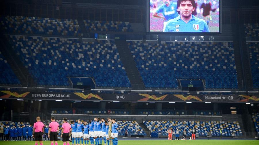 Jogadores do Napoli usam camisa 10 em homenagem a Maradona antes de jogo - Filippo Monteforte/ AFP