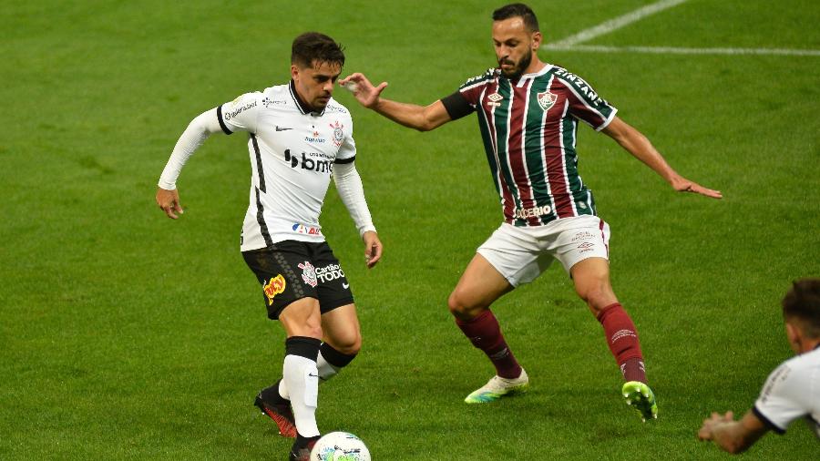 Fagner tenta se livrar da marcação de Yago Felipe durante Corinthians x Fluminense - Bruno Ulivieri/AGIF