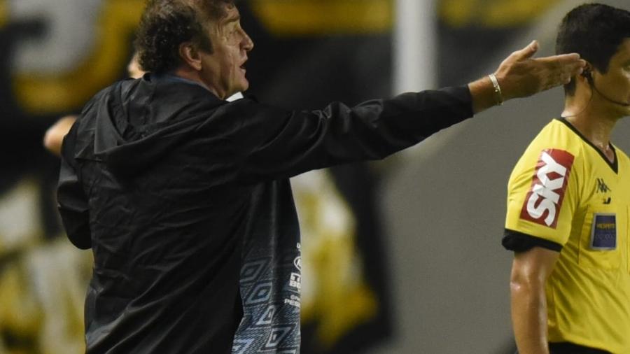 Cuca, treinador do Santos, comanda equipe diante do Coritiba - Ivan Storti/Santos FC