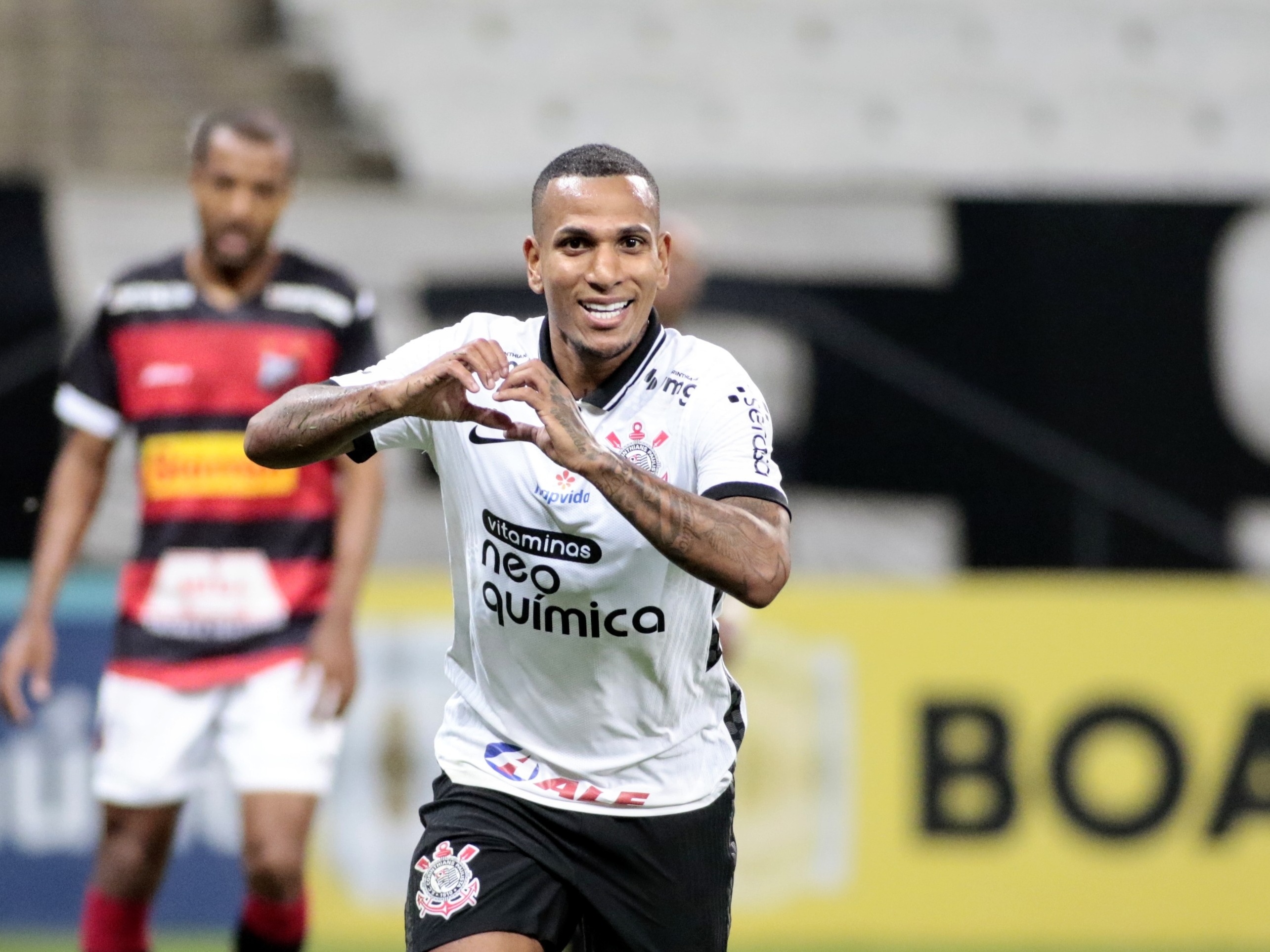 Zagueiro do Corinthians é o jogador com mais cortes no mundo desde sua  estreia, segundo levantamento