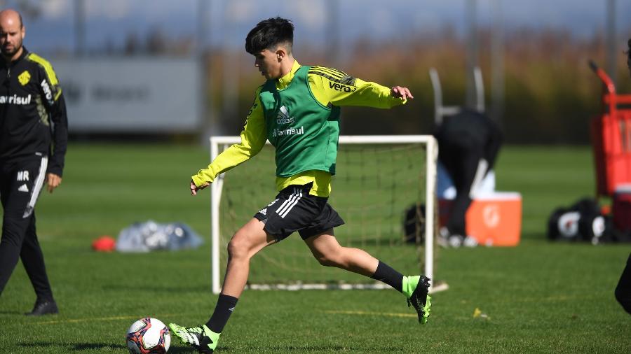 Enzo, filho de Fernandão, participa de treinamento do Inter - Ricardo Duarte/Inter