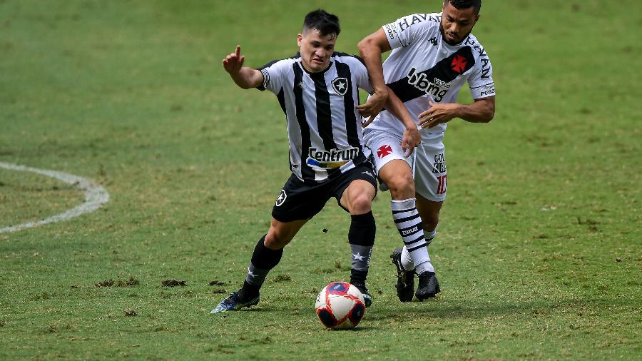 16.mai.2021: Ronald jogador do Botafogo disputa lance com Morato jogador do Vasco no Nilton Santos - Thiago Ribeiro/Thiago Ribeiro/AGIF