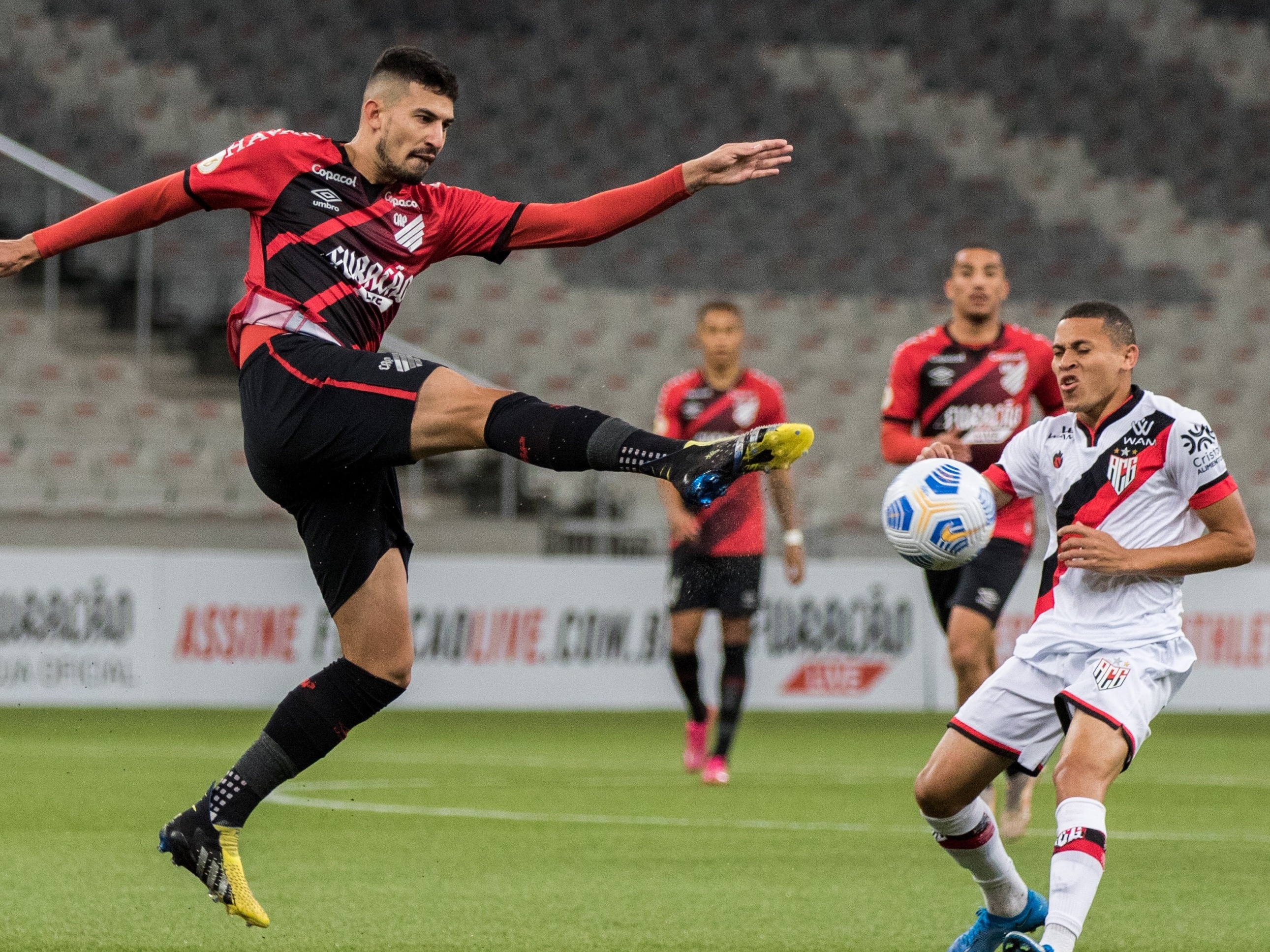 Jogos de Athletico-PR e Coritiba no Paranaense terão só mulheres e