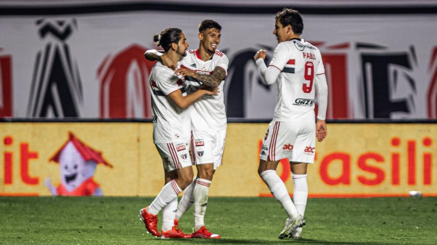 Benítez, Rigoni e Pablo comemoram gol do São Paulo contra o Vasco pela Copa do Brasil - VAN CAMPOS/O FOTOGRÁFICO/ESTADÃO CONTEÚDO