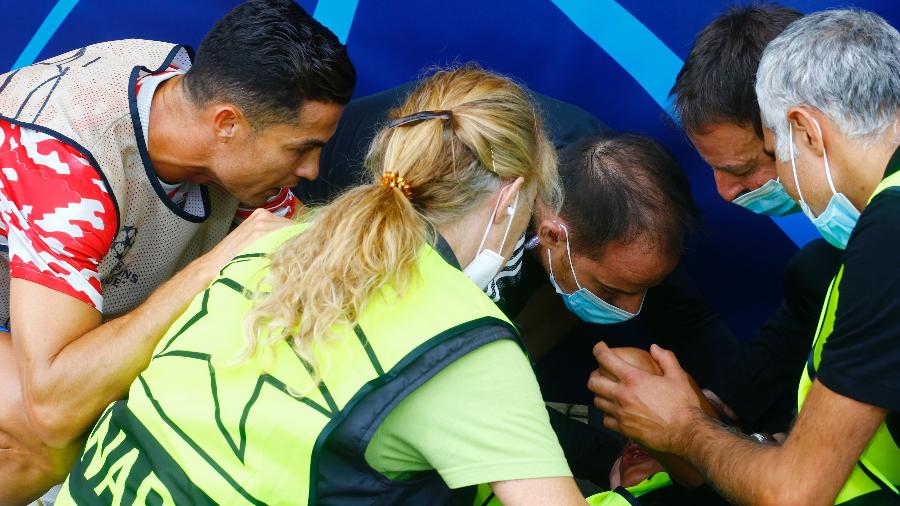 Atacante português se aproximou da mulher atingida por bola durante aquecimento do United - Arnd Wiegmann/Reuters