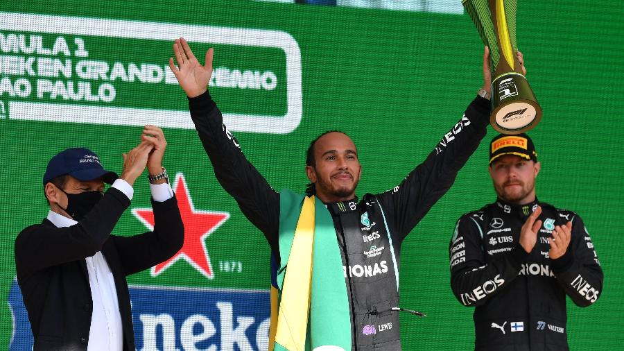 Lewis Hamilton comemorou vitória no GP de São Paulo com a bandeira do Brasil - NELSON ALMEIDA/AFP