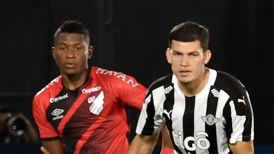 26.4.22 - Orejuelam do Athletico, disputa a bola com Rodrigo Bogarin, do Libertad, em partida da Copa Libertadores  - NORBERTO DUARTE/AFP