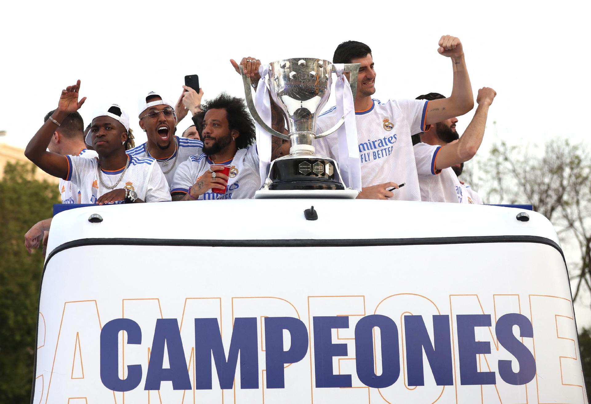 Festa pelo título espanhol do Real Madrid teve desfile dos jogadores pelas ruas da cidade - Isabel Infantes/Reuters