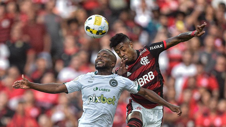 Bruno Henrique, jogador do Flamengo, disputa lance com Diego jogador do Goiás durante partida no Maracanã pelo campeonato Brasileiro A 2022 - Thiago Ribeiro/AGIF
